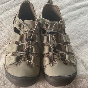 Like new. World wide sportsman shoes